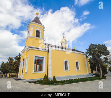 Église orthodoxe en face de ciel bleu Banque D'Images