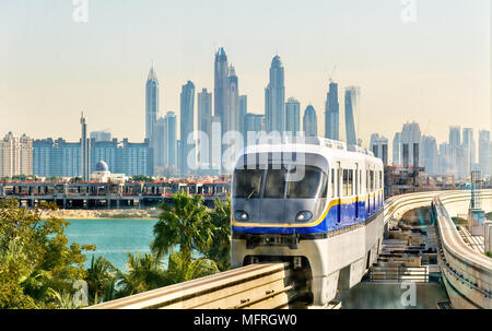 Train en arrivant à la station de monorail Atlantis à Dubaï Banque D'Images