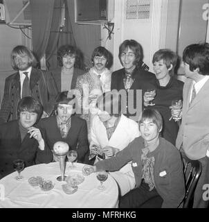 Le guitariste Brian Jones (arrière, gauche), des Rolling Stones, photographiée avec les Beatles et 'groupe' de pamplemousse, qui fête la sortie de leur premier single RCA 'cher Delilah'. à au "parti des Pamplemousses dans le costume de l'Hanover Mayfair Hotel à Londres. Banque D'Images