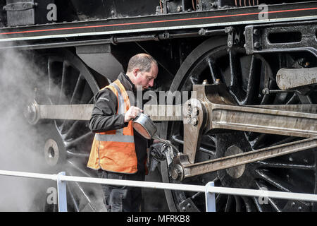 Les huiles d'un ingénieur sur l'engrenage à roue locomotive vapeur 45212 ROY 'CORKY' BROWN Black Stanier Cinq, classe 5MT 4-6-0, comme c'est tourné autour d'une immense couronne à Yeovil Junction, où il a tiré dans la jambe pendant son de la Grande-Bretagne XI tour de train à vapeur, de Cardiff à Swanage via Dorchester. ASSOCIATION DE PRESSE Photo. Photo date : Jeudi, 26 avril, 2018. Crédit photo doit se lire : Ben Birchall/PA Wire c'est retourné sur une immense couronne à Yeovil Junction, où il tire au cours de l'étape de Cardiff à Dorchester Swanage via sur la Grande-Bretagne XI tour de train à vapeur à travers le Royaume-Uni. Appuyez sur ASSO Banque D'Images