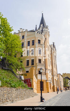 Descente Andriyivskyy Andrew's Descent) est une descente historique reliant la ville haute de Kiev et le quartier commercial historique voisin Podil Banque D'Images