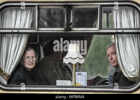 Les passagers de première classe à partir de la distribution de windows un train touristique à Yeovil Junction, qui est tiré par la locomotive à vapeur 45212 ROY 'CORKY' BROWN Black Stanier Cinq, classe 5MT 4-6-0, au cours de la Grande-Bretagne XI tour de train à vapeur, de Cardiff à Swanage via Dorchester. Banque D'Images