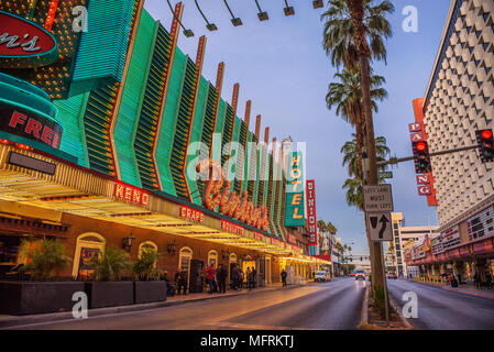 Fremont Street avec de nombreux touristes et les néons de Las Vegas Banque D'Images