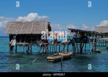 Un décor de gitans de la mer ou bajau laut chambre à Tebah Batang Village, Lahad Datu, Sabah, Bornéo. Banque D'Images