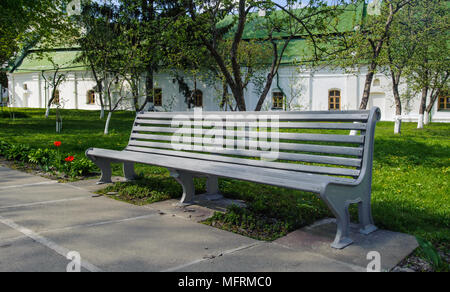 Banc gris sur l'herbe Banque D'Images