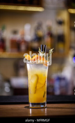 Cocktail frais à l'orange, glace gingembre et servi avec de la paille Banque D'Images