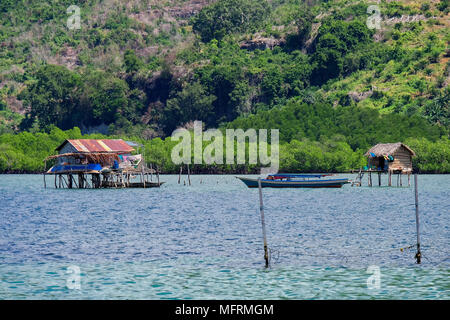 Un décor de gitans de la mer ou bajau laut chambre à Tebah Batang Village, Lahad Datu, Sabah, Bornéo. Banque D'Images