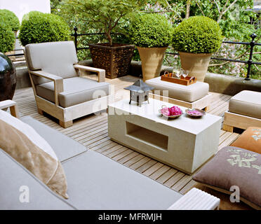 Une ville moderne avec terrasse sur le toit jardin patio terrasse table et chaises d'arbustes en conteneurs Banque D'Images