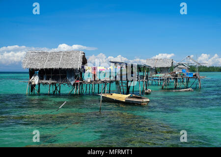 Un décor de gitans de la mer ou bajau laut chambre à Tebah Batang Village, Lahad Datu, Sabah, Bornéo. Banque D'Images