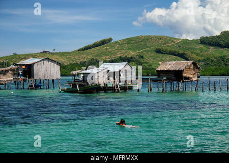 Décor de gitans de la mer ou bajau laut chambre à Tebah Batang Village, Lahad Datu, Sabah, Bornéo Malaisien. Les Bajau laut vit sur l'océan nomade ho Banque D'Images