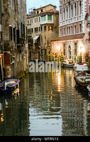 À VENISE - Italie le 05 avril, 2010/ - canal à Venise avec de beaux bâtiments reflétant dans l'eau Banque D'Images