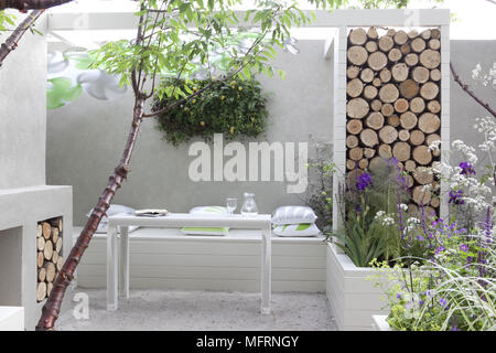 Coin salon de jardin moderne au Chelsea Flower show Banque D'Images