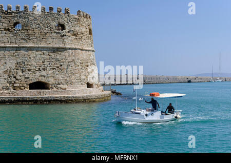 Héraklion, Crète / Grèce : les pêcheurs avec leur bateau de pêche traditionnel en face de la forteresse à Héraklion le vieux port vénitien de Héraklion Banque D'Images