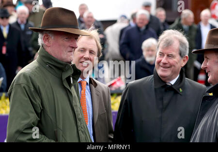 Trainer Willie Mullins (à gauche) avec J.P. propriétaire McManus (à droite) au cours de la troisième journée du Festival à Punchestown 2018 Punchestown Racecourse, comté de Kildare. Banque D'Images