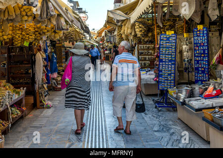 Héraklion, Crète / Grèce. Le traditionnel marché central à Héraklion. Il abrite des boutiques de souvenirs, vêtements et chaussures, fruits, bouchers, etc. Banque D'Images