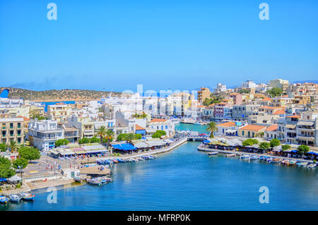 Agios Nikolaos, Crète / Grèce. Vue panoramique sur la célèbre ville côtière, c'est ville construit en amphithéâtre autour de lac de Voulismeni Banque D'Images