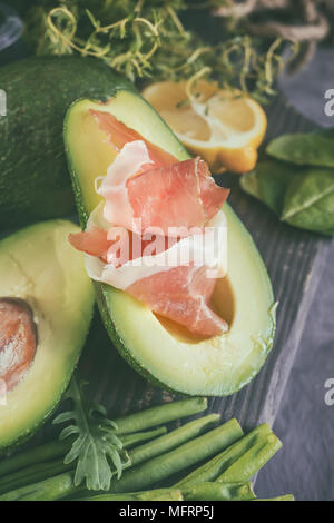 L'avocat et jambon pour faire des toasts pour le petit déjeuner. Le cadre vertical Banque D'Images