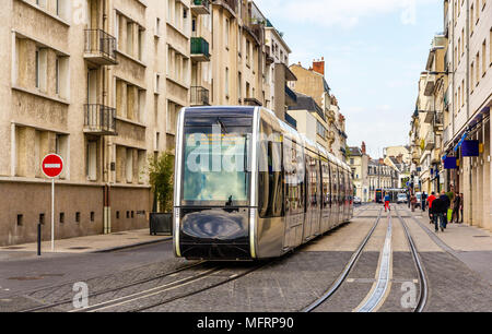 Tramway sans fil dans le centre ville de Tours - France Banque D'Images