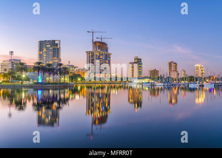 Saint Petersburg, Florida, USA Skyline sur la mer au coucher du soleil. Banque D'Images