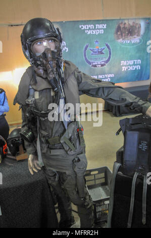 Un mannequin portant un pilote de la Force aérienne israélienne de sa combinaison de vol du Banque D'Images