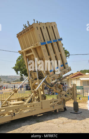 Iron Dome (Hébreu : Kipat Barzel‎) est un système de défense aérienne mobile développé par Rafael Advanced Defense Systems conçu pour intercepter des roquettes à courte portée Banque D'Images