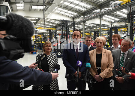 (De gauche à droite) Julie Sinnamon, chef de la direction de Enterprise Ireland, Taoiseach Leo Varadkar, directeur général Martin McVicar, Combilift Directeur Technique Robert Moffett, Ministre pour l'entreprise, l'entreprise et de l'innovation Heather Humphreys, Josh de Moffett Combilift lors de l'ouverture officielle de 50 millions d'euros et le siège social mondial de Combilift installation de fabrication à Monaghan Town, en Irlande. Banque D'Images