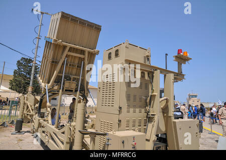 Iron Dome (Hébreu : Kipat Barzel‎) est un système de défense aérienne mobile développé par Rafael Advanced Defense Systems conçu pour intercepter des roquettes à courte portée Banque D'Images