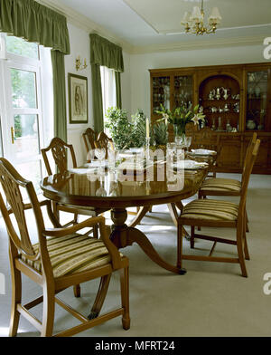 Salle à manger en acajou avec table et chaises de style Chippendale. Banque D'Images