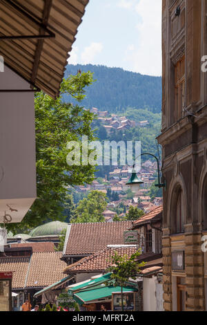 Vue vers les Alpes Dinariques provenant d'une ruelle de la vieille ville de Sarajevo, Bosnie-Herzégovine Banque D'Images