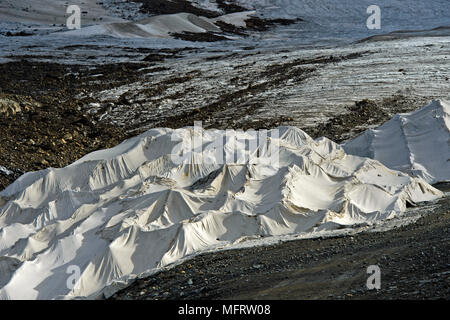 Couvrant de glace de glacier avec toison blanche en plastique pour réduire le retrait des glaciers en été, domaine skiable Glacier Kaunertal Banque D'Images