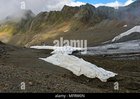 Couvrant de glace de glacier avec toison blanche en plastique pour réduire le retrait des glaciers en été, domaine skiable Glacier Kaunertal Banque D'Images