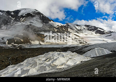 Couvrant de glace de glacier avec toison blanche en plastique pour réduire le retrait des glaciers en été, domaine skiable Glacier Kaunertal Banque D'Images