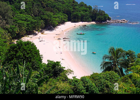 La plage de sable tropicale, plage de Laem Singh, Phuket, Thailand Banque D'Images