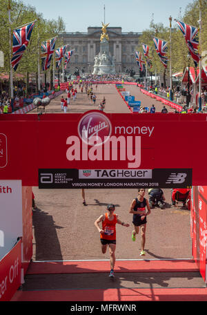22 avril 2018. La finition des coureurs à l'événement de masse la Vierge Argent Marathon de Londres 2018 sur le Mall. Banque D'Images