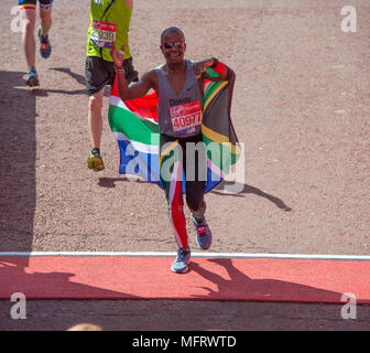 22 avril 2018. La finition des coureurs à l'événement de masse la Vierge Argent Marathon de Londres 2018 sur le Mall. Banque D'Images