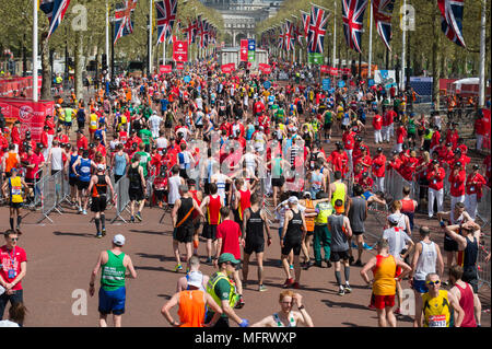 22 avril 2018. La finition des coureurs à l'événement de masse la Vierge Argent Marathon de Londres 2018 sur le Mall. Banque D'Images