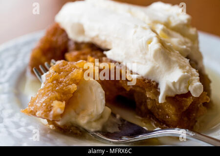 Dessert turc Ekmek Kadayifi / Le Pudding à la crème. Dessert traditionnel Banque D'Images