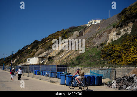 Funiculaire East Cliff falaise fermée en raison d'un glissement récent dans la falaise de l'éocène structure. Photo indique un dommage aux rails et falaise. Banque D'Images