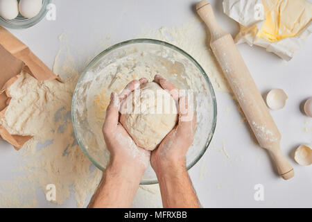 Portrait of chef holding pâte dans les mains Banque D'Images