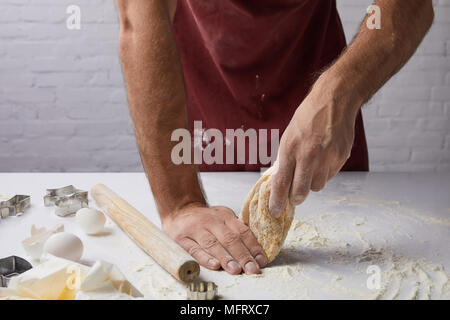 Portrait du chef preparing dough in kitchen Banque D'Images