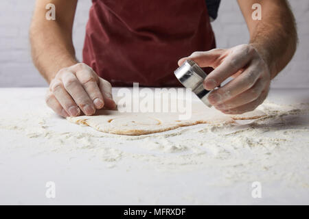 Portrait du chef de la préparation de la pâte à biscuits en forme de coeur, moule concept Valentines Day Banque D'Images