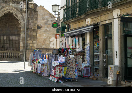 Boutique de cadeaux dans le centre historique de Braga Portugal ner à la cathédrale Sé de Braga Banque D'Images