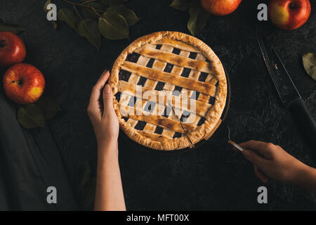 Woman taking morceau de tarte aux pommes Banque D'Images