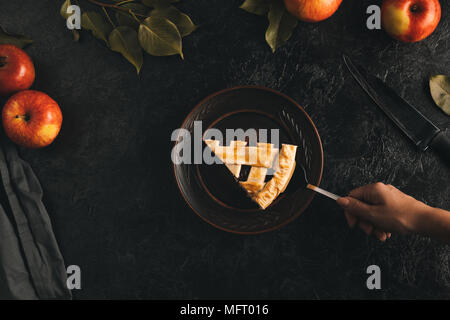 Femme avec morceau de tarte aux pommes Banque D'Images