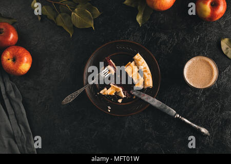 Morceau de tarte aux pommes sur la plaque Banque D'Images