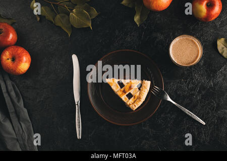 Morceau de tarte aux pommes sur la plaque Banque D'Images