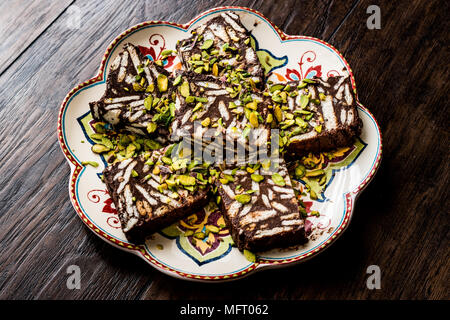 Gâteau au chocolat et de biscuits de la mosaïque à la pistache. Concept de dessert. Banque D'Images