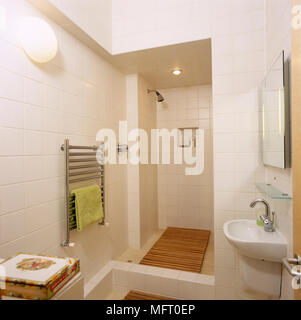 Cabine de douche ouverte avec projecteurs encastrés à côté wallmounted lavabo dans salle de bains contemporaine Banque D'Images