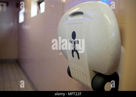 Un enfant de la station à langer dans les toilettes publiques . Banque D'Images