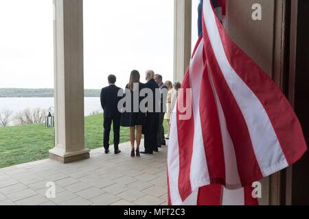 Président américain Donald Trump et la Première Dame Melania Trump prendre dans la vue de la rivière Potomac car ils hébergent Président français Emmanuel Macron et Brigitte Macron au Mont Vernon, l'accueil du président George Washington, 23 avril 2018 à Mount Vernon, en Virginie. Macron est une visite d'État à Washington, le premier président depuis Trump a pris le pouvoir. Banque D'Images